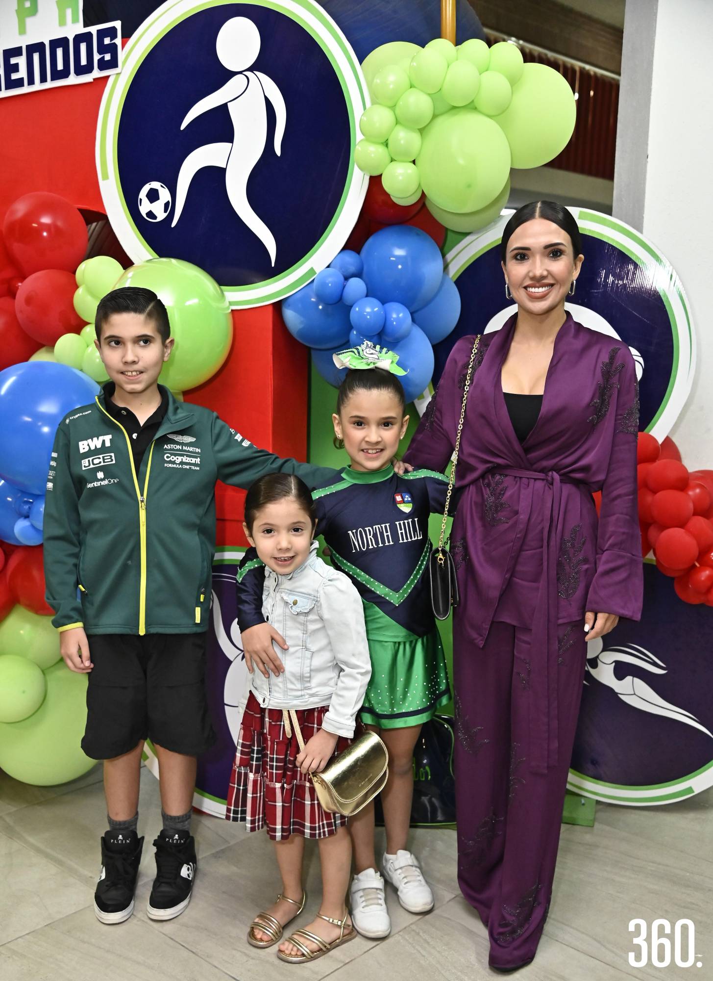 $!Nadia Perales con sus hijos Chava, Carlota y Nadia de las Fuentes.