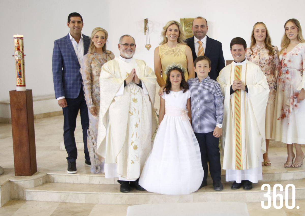 SOFÍA GUTIÉRREZ MENDEL HACE SU PRIMERA COMUNIÓN