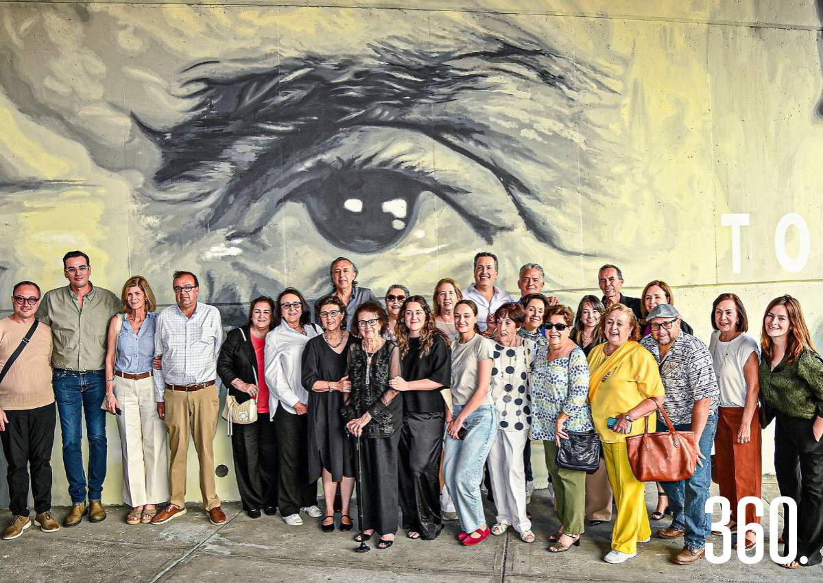 HONRAN A PEDRO TORRES CON MURAL