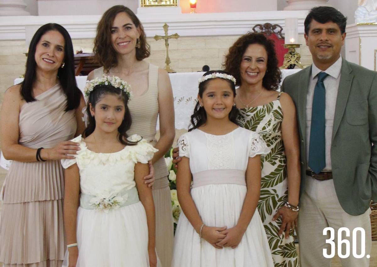 PRIMERA COMUNIÓN DE AMAIA HERNÁNDEZ Y VICTORIA VILLALOBOS