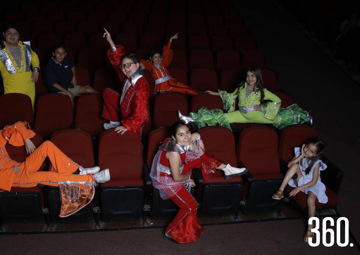 CELEBRAN EL DÍA DEL NIÑO SOBRE EL ESCENARIO