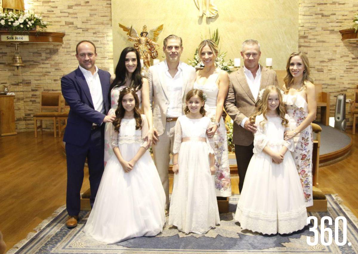EUGENIA GENTILONI, ANA MARÍA GONZÁLEZ Y EMILIA MORALES RECIBEN LA EUCARISTÍA