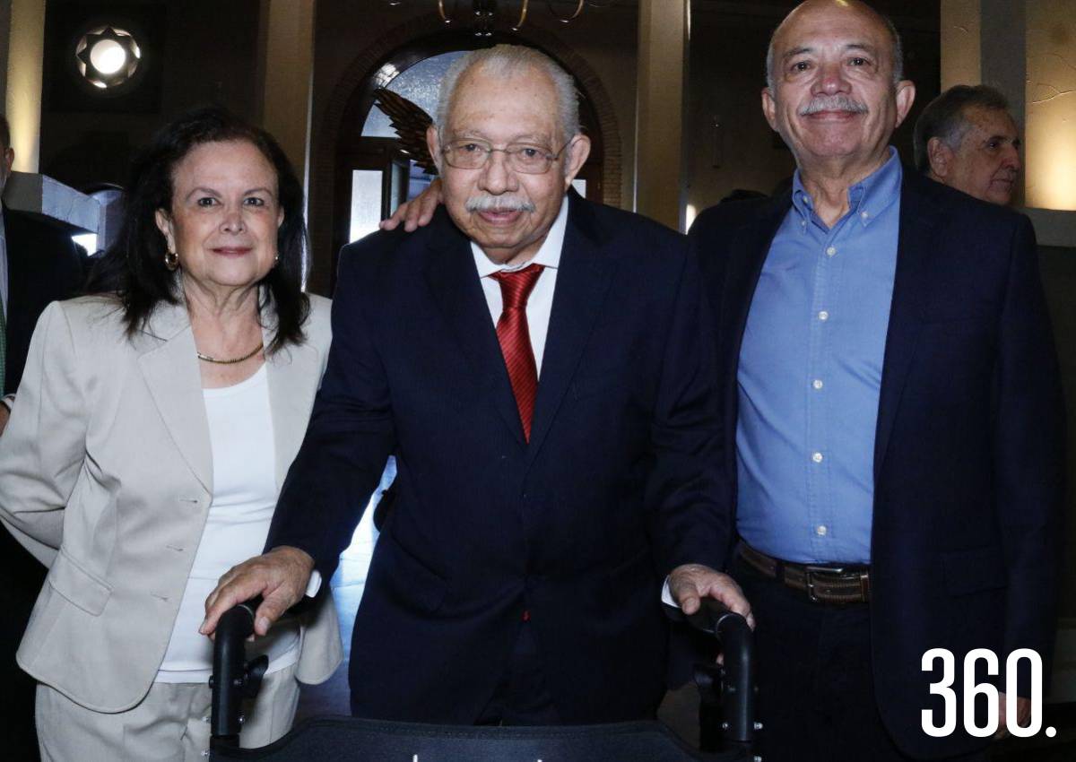 ENTREGAN BUITRE DE ORO EN EL DÍA DEL AGRÓNOMO