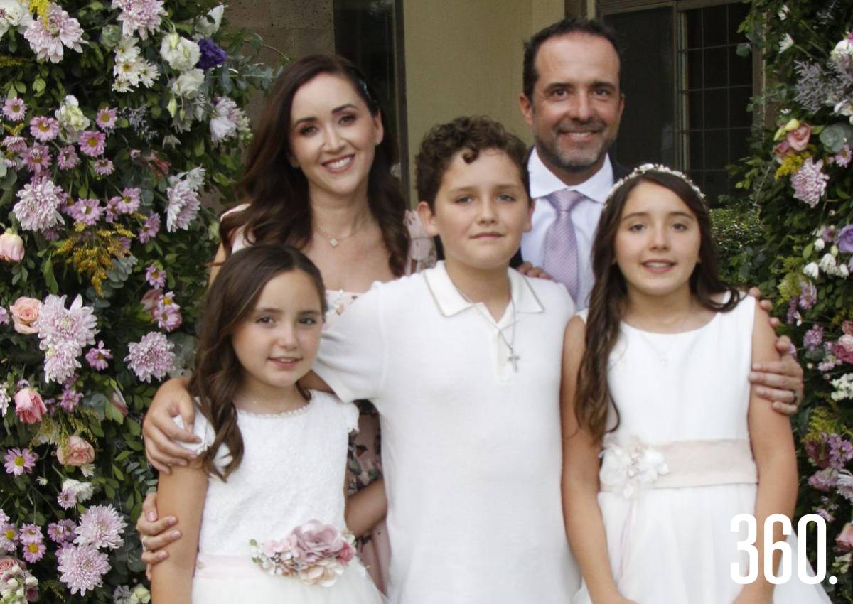 SOFÍA, ISABELLA, ALINA Y MARIAN RECIBEN LA EUCARISTÍA