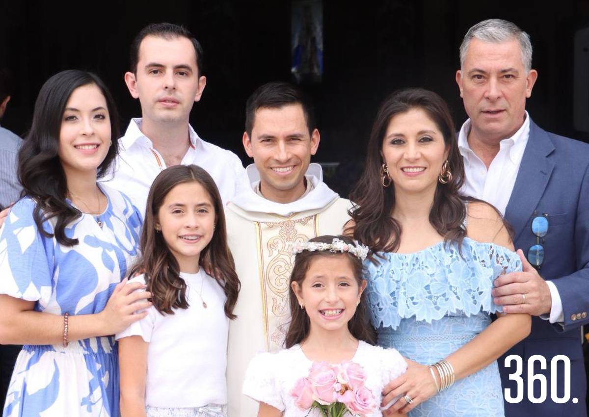 PRIMERA COMUNIÓN DE MARÍA ISABELLA LARA RIOJAS