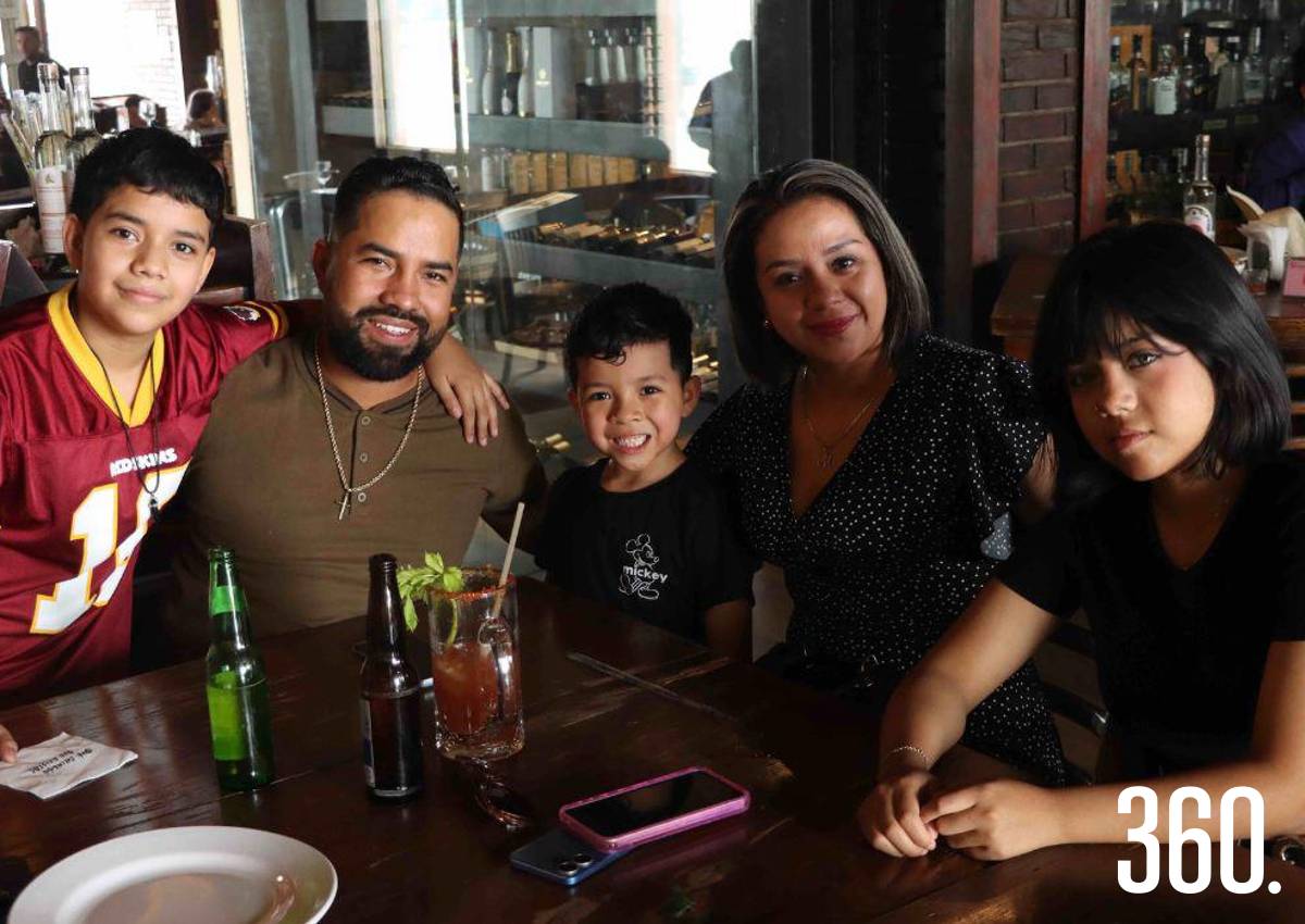 CELEBRAN EL DÍA DEL PADRE EN RESTAURANTE