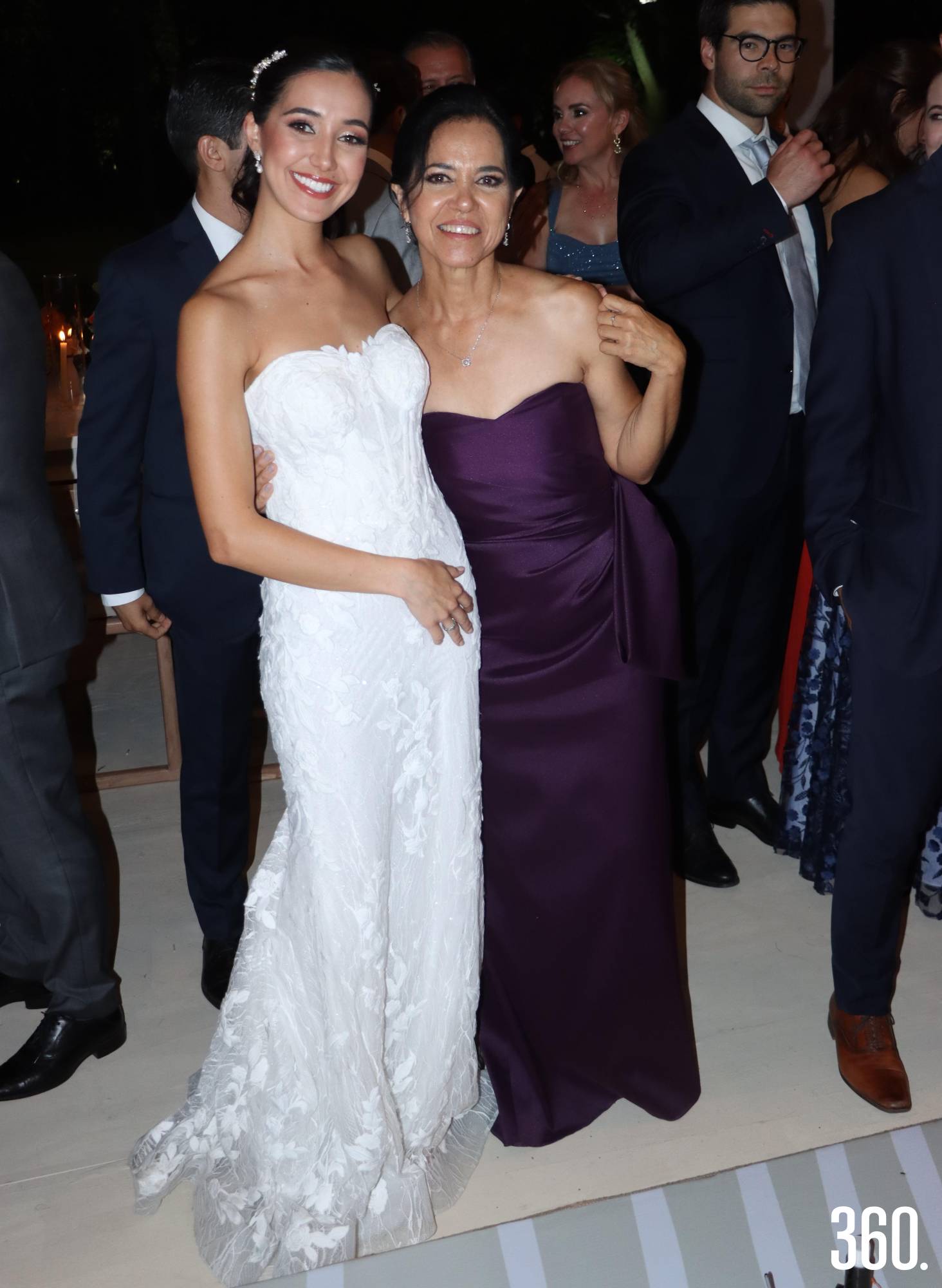 $!María José con su mamá, Martha Morales.