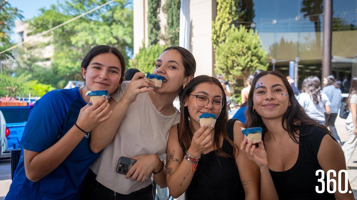 $!Alumnas probando el postre conmemorativo.