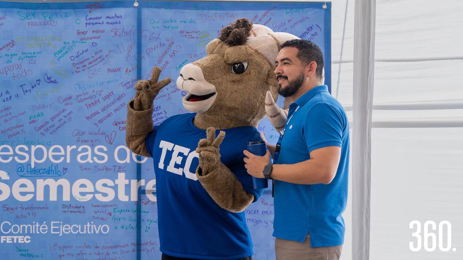 $!La mascota engalanó el escenario.