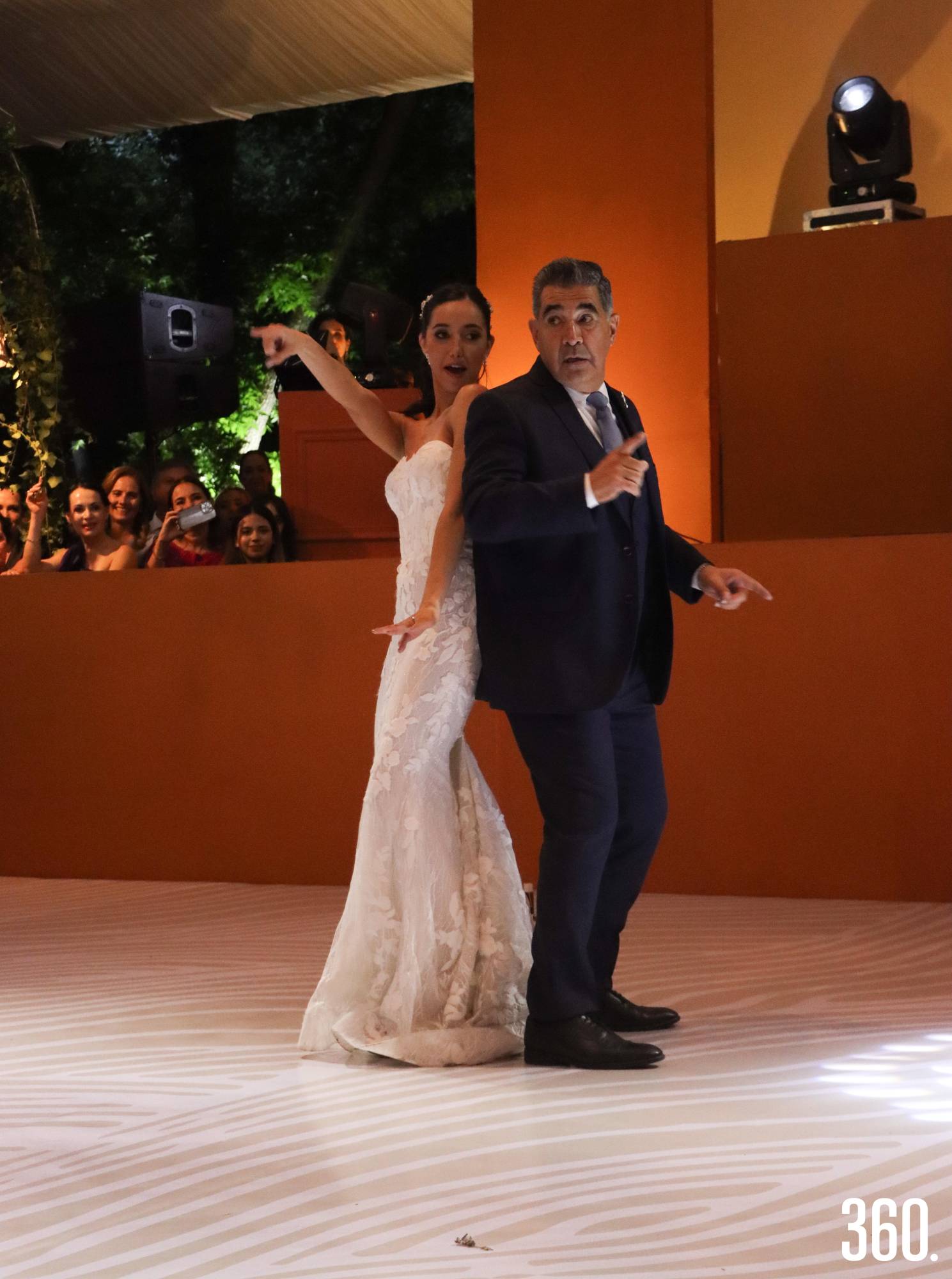 $!María José en la pista con su papá, Ramón Reyes.