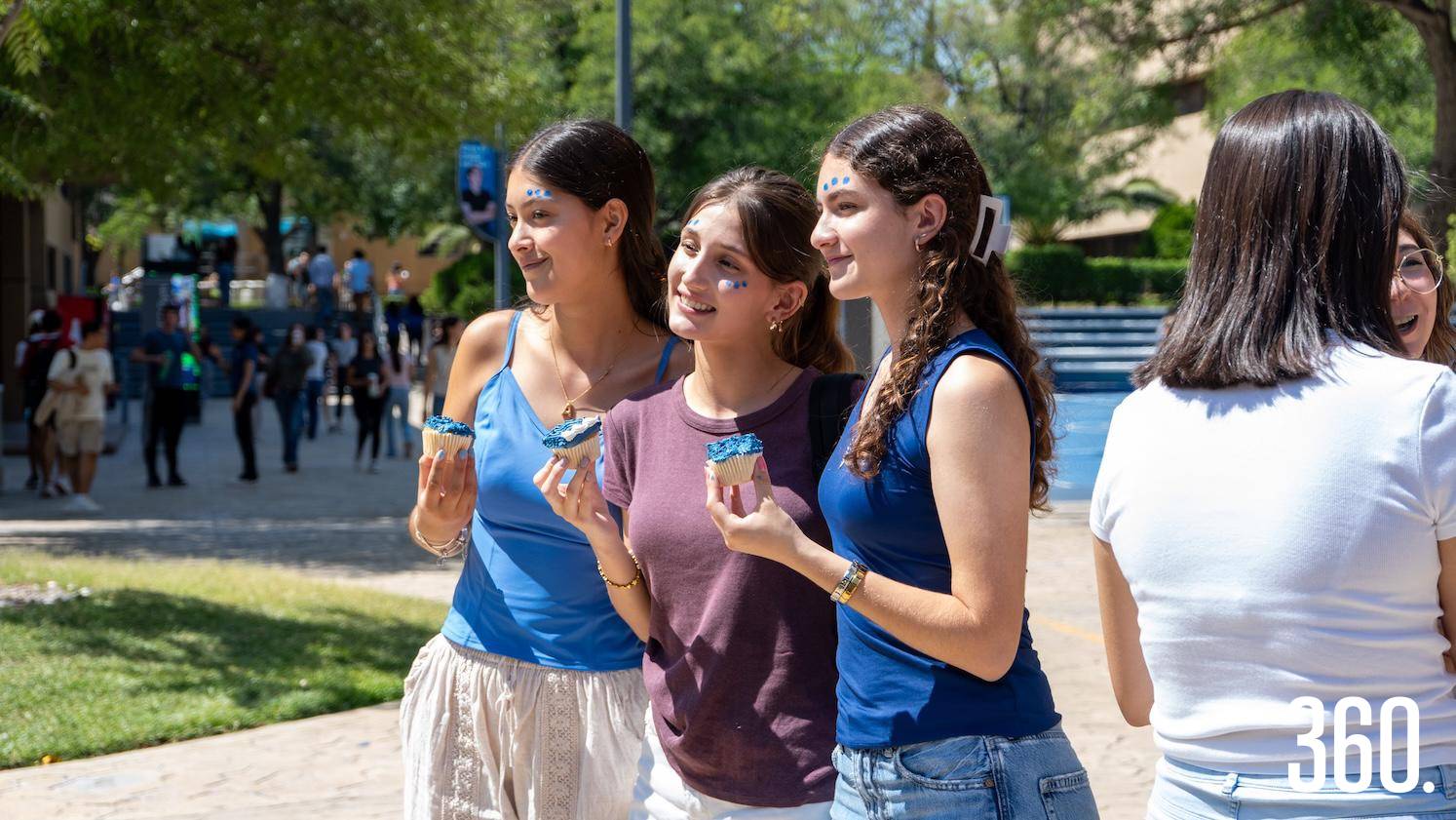 $!Estudiantes paseando.