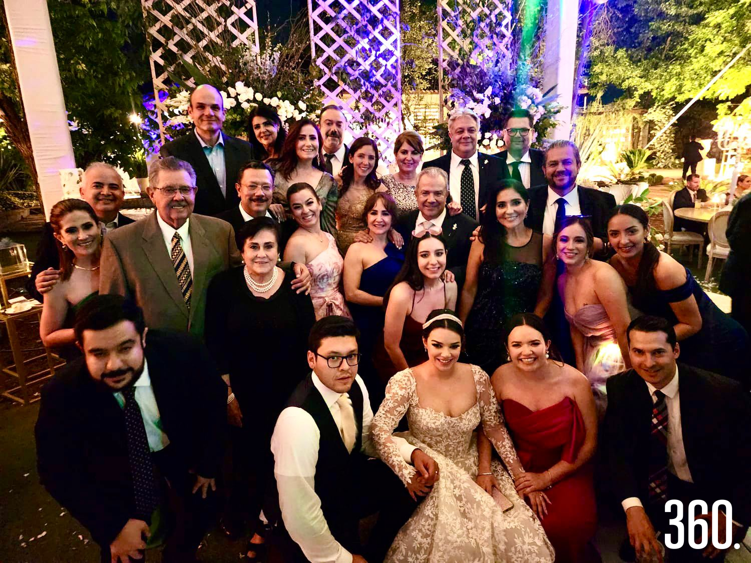 $!Amigos y familiares con la pareja.