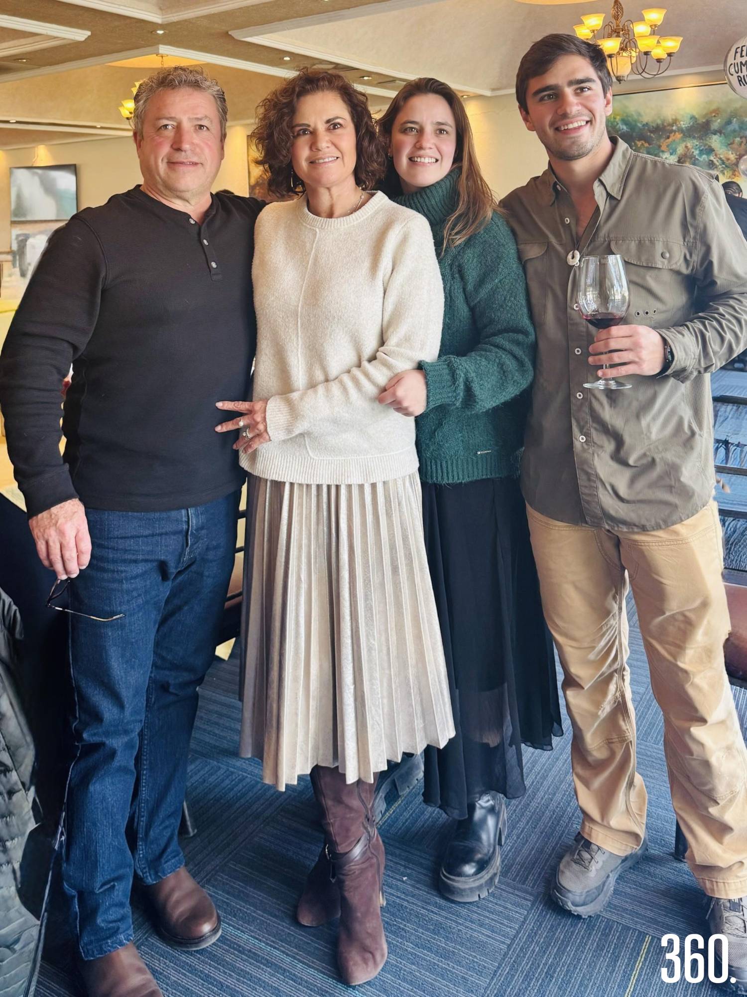 $!Tras la siembra, la familia departió con el festejado.