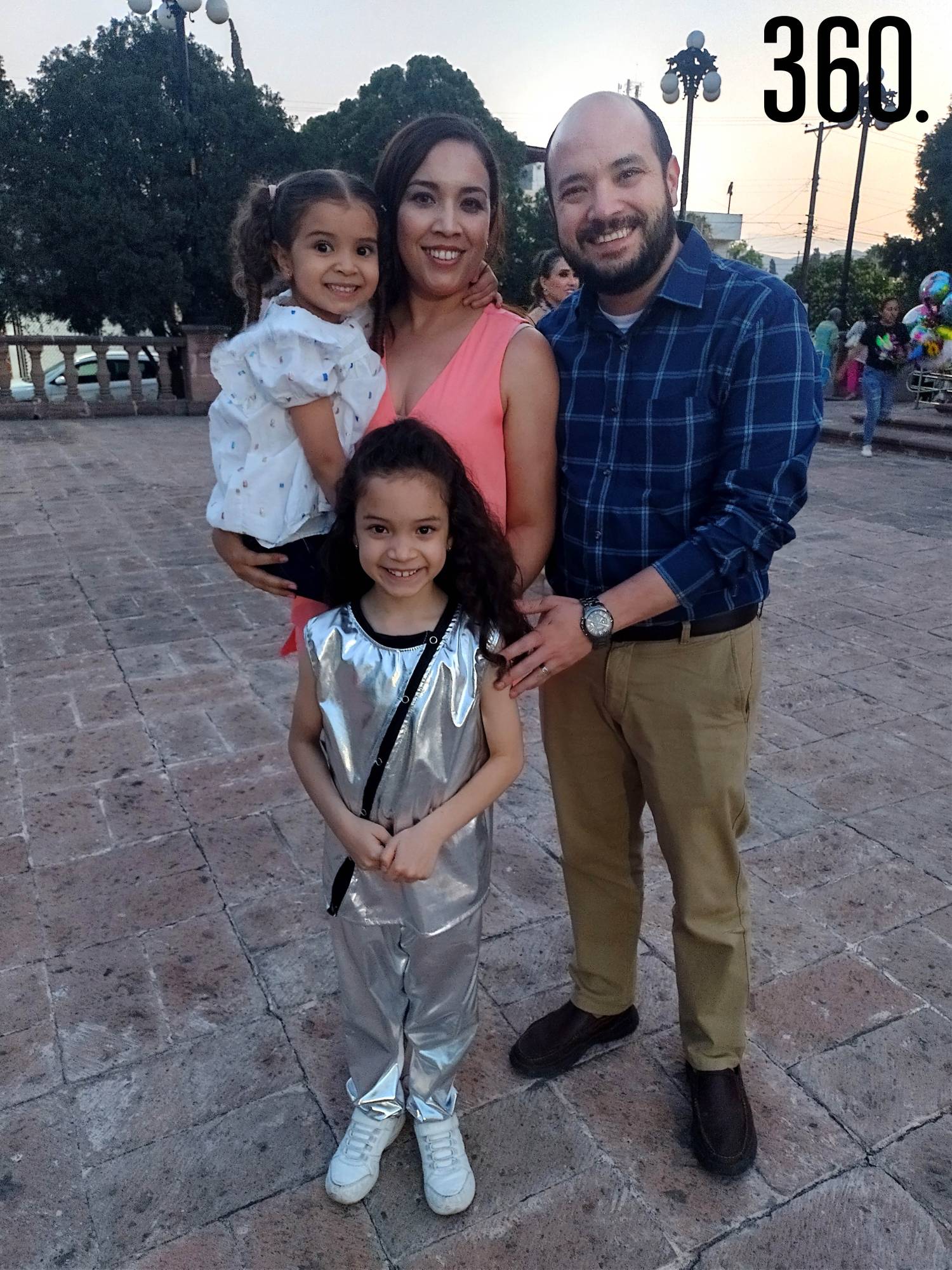 $!Ilse Torres y Rafael Rodríguez con Elisa y Natalia.