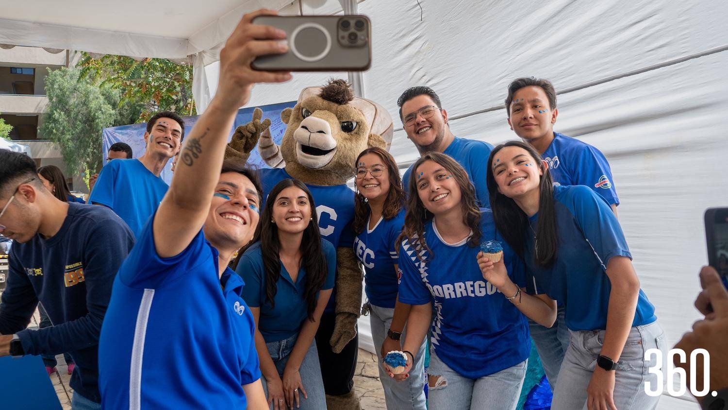 $!Los jóvenes posando para las fotos.