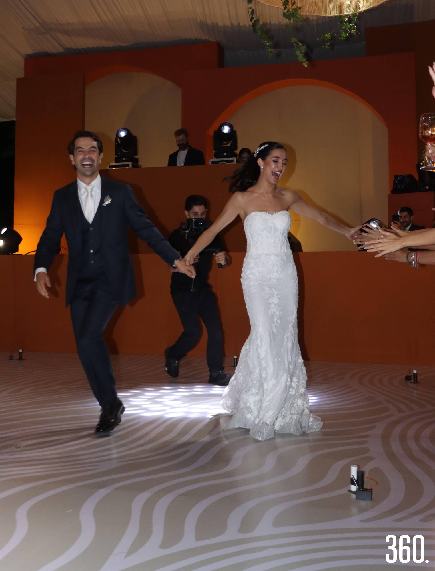 $!Rodrigo y María José bailando su vals como esposos.
