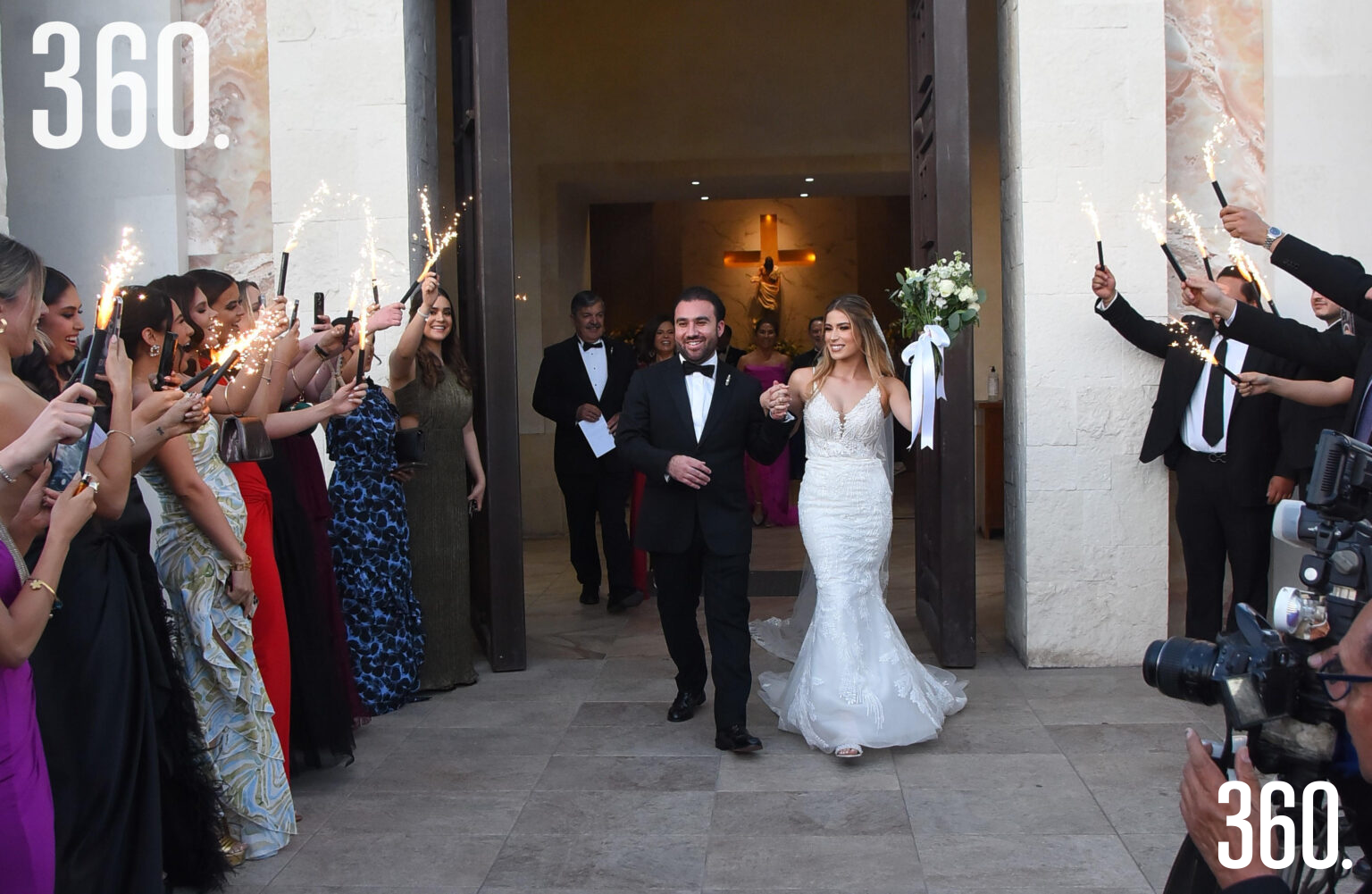 $!Los novios saliendo de la iglesia.