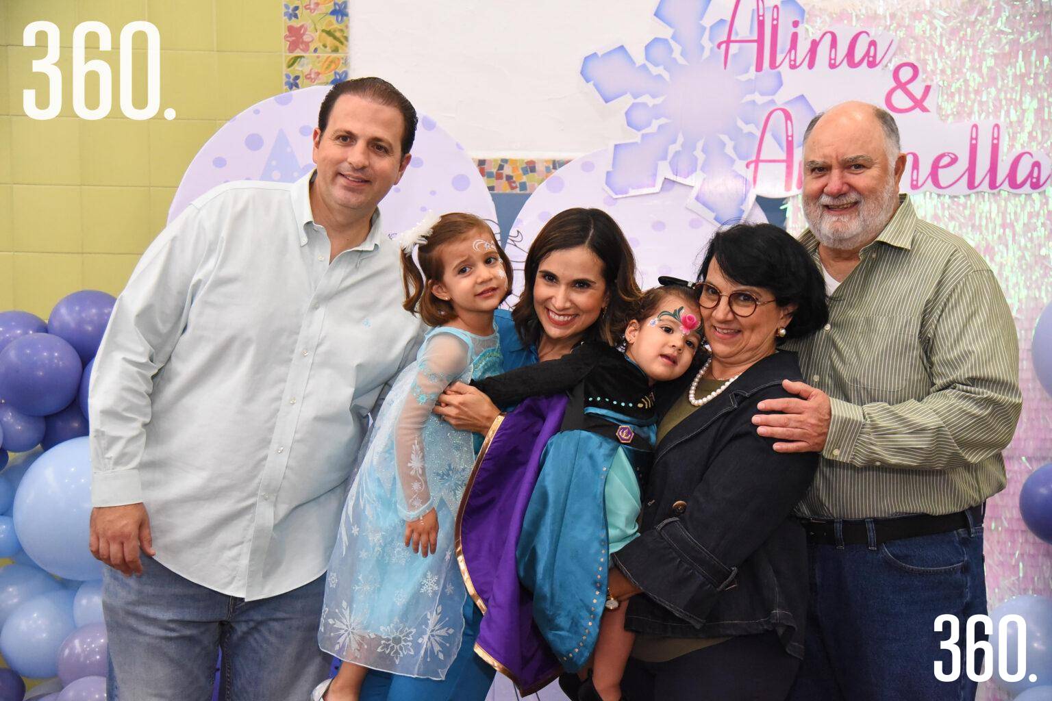 $!Antonella y Alina con sus papás y abuelos maternos.