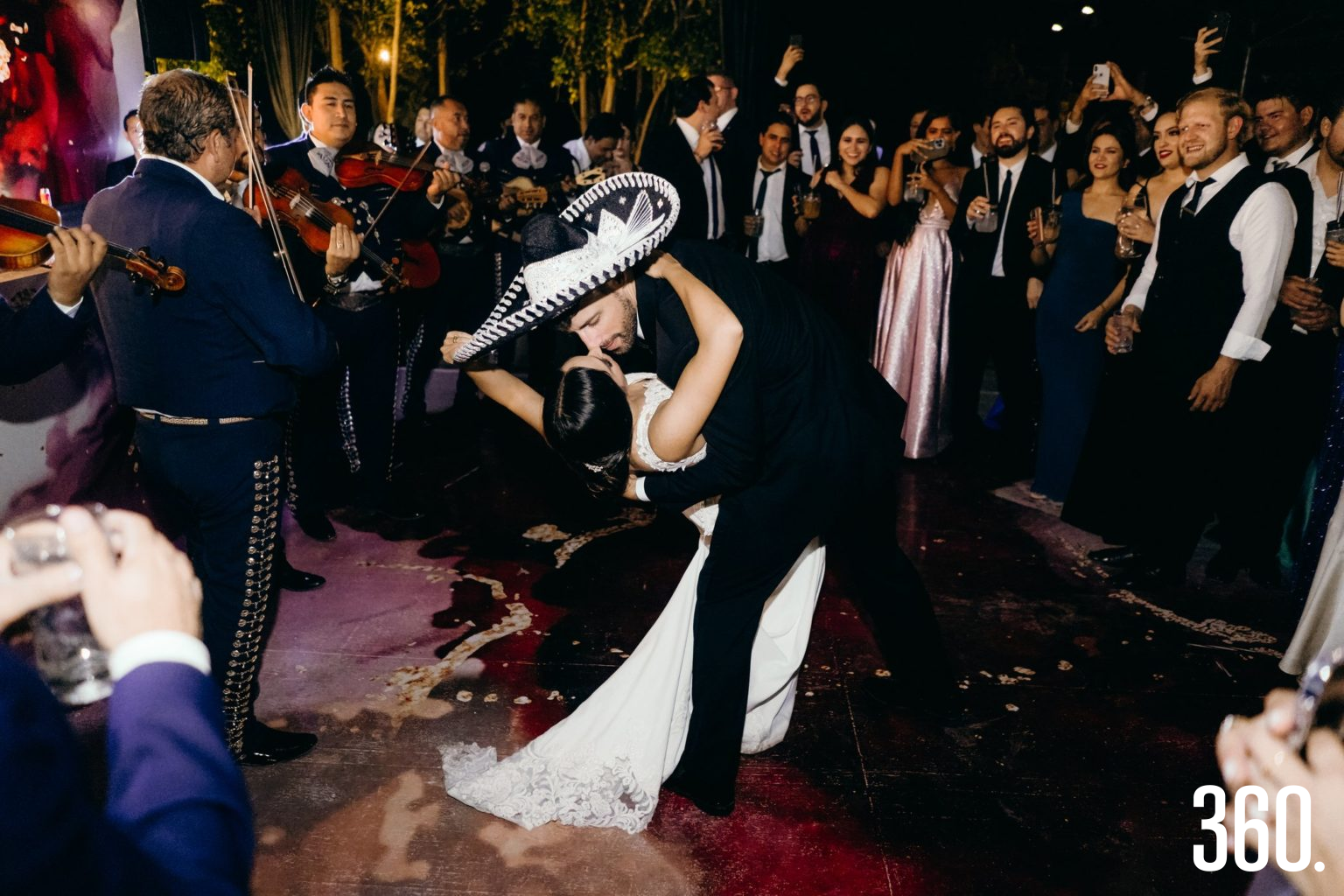 $!Los recién casados con el mariachi.