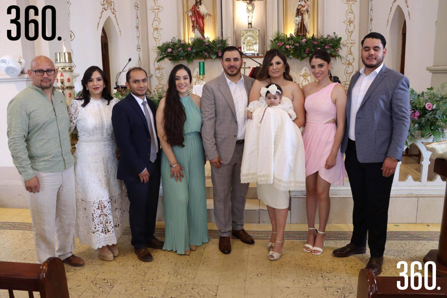$!Isabella con sus papás y sus padrinos Francisco Rivera, Natalia Nieto, Amir Armenta, Paulina Nieto, Maureen de Valle y Jaime Herrera.