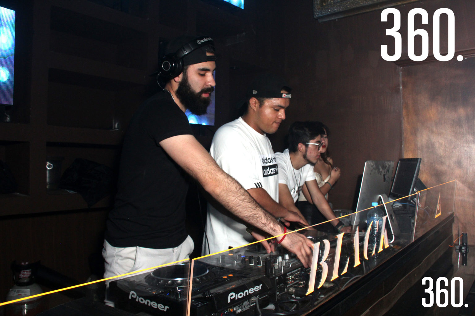 $!Los DJ’s de Black amenizaron la noche con lo mejor de su repertorio.