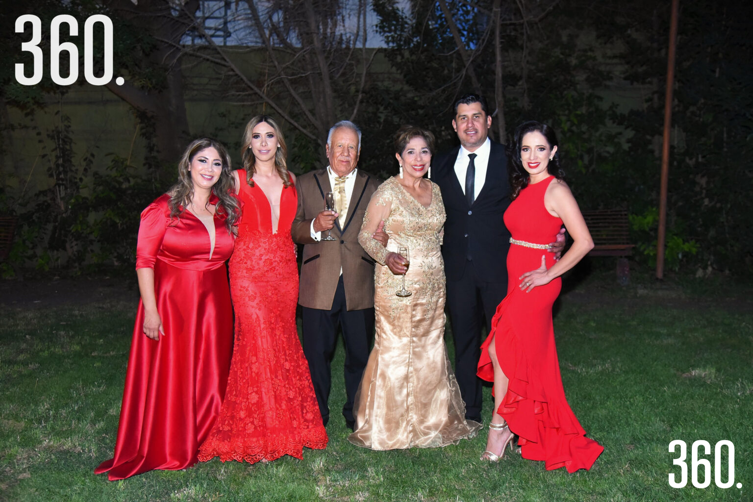 $!El matrimonio con sus hijos Karina, Janeth, Agustín y Maribel Ramírez Villela.