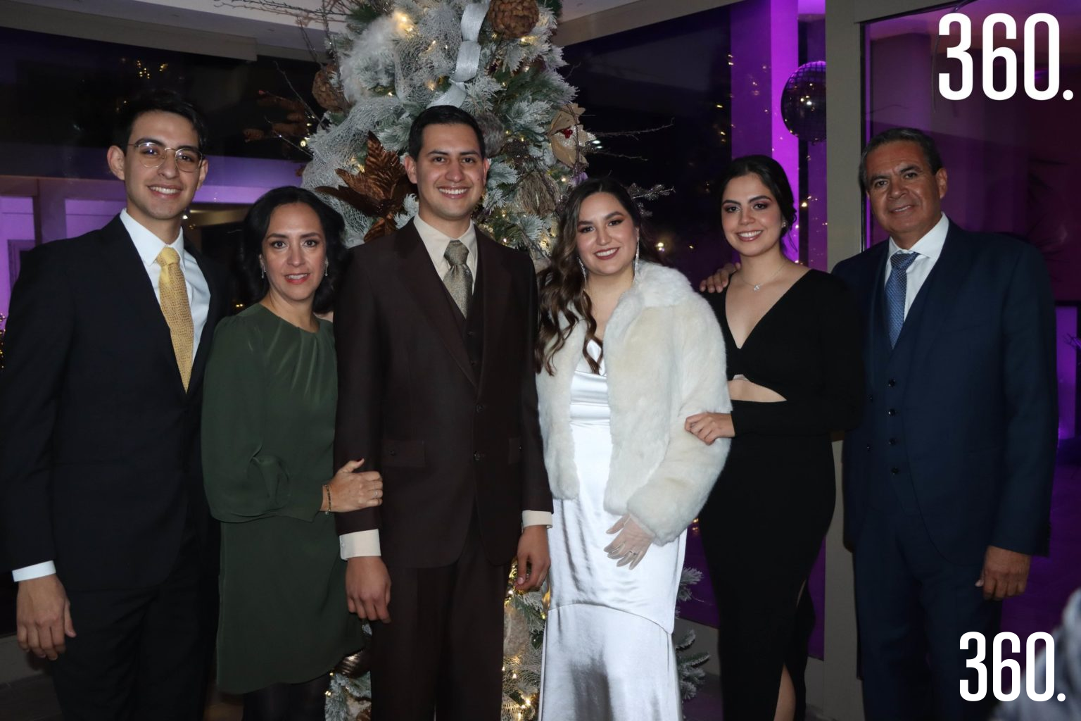$!Los novios con la familia del novio, Rodrigo Rentería, Norma Sánchez, Susana Rentería y Rubén Rentería.