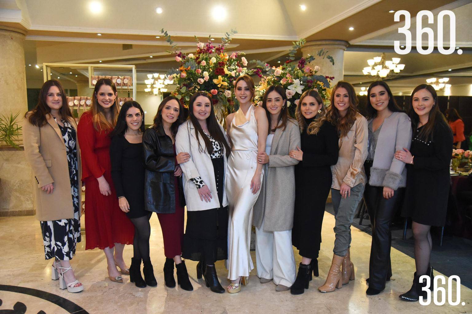 $!Paola Izarraras acompañada por sus amigas.