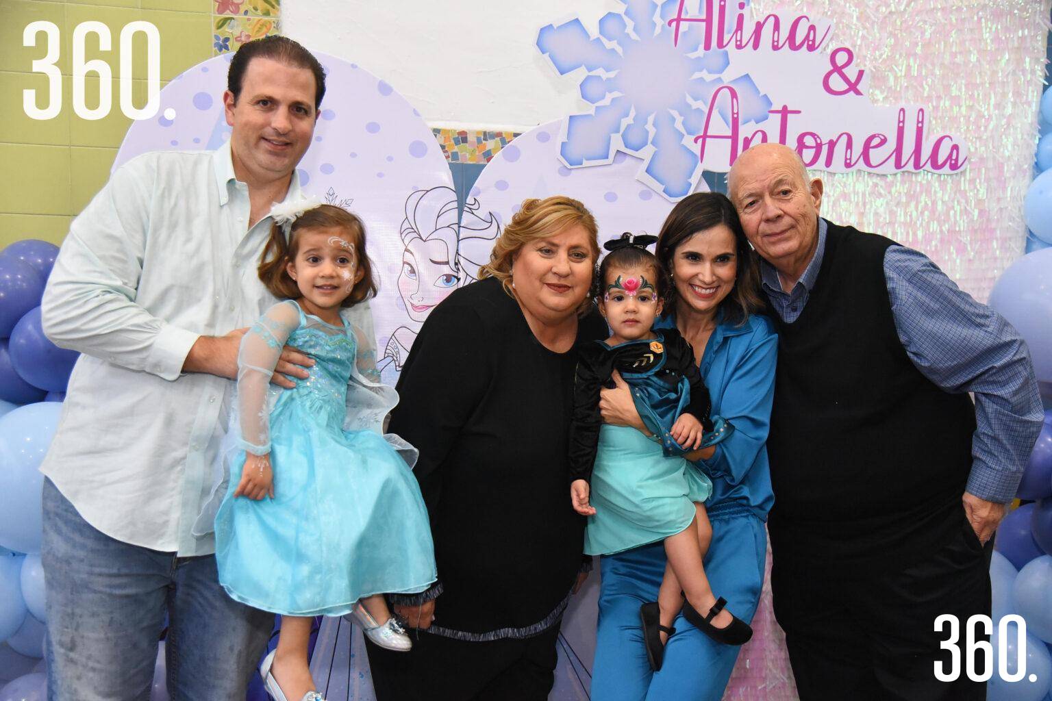 $!Antonella y Alina con sus papás y abuelos paternos.