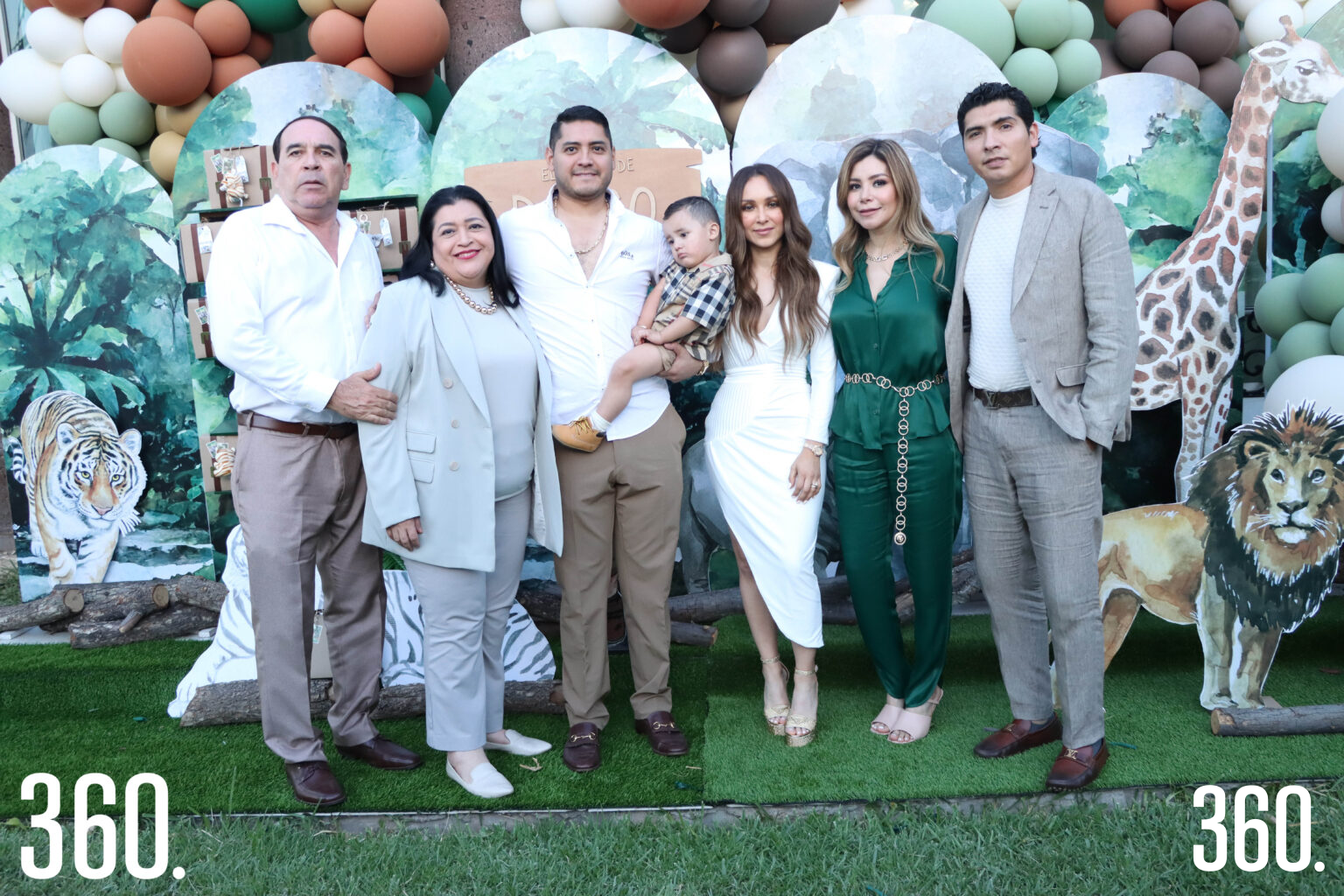 $!Diego y sus papás con los padrinos Pedro Espinosa, Adriana Muñoz, Yessica Paz y Augusto Briseño.