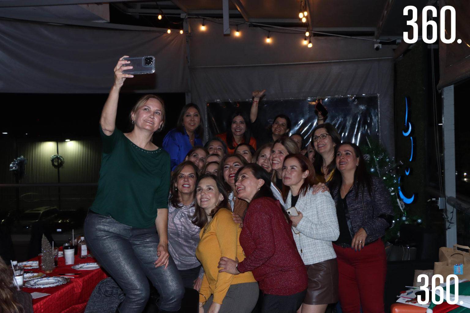 $!Invitadas tomándose una selfie.