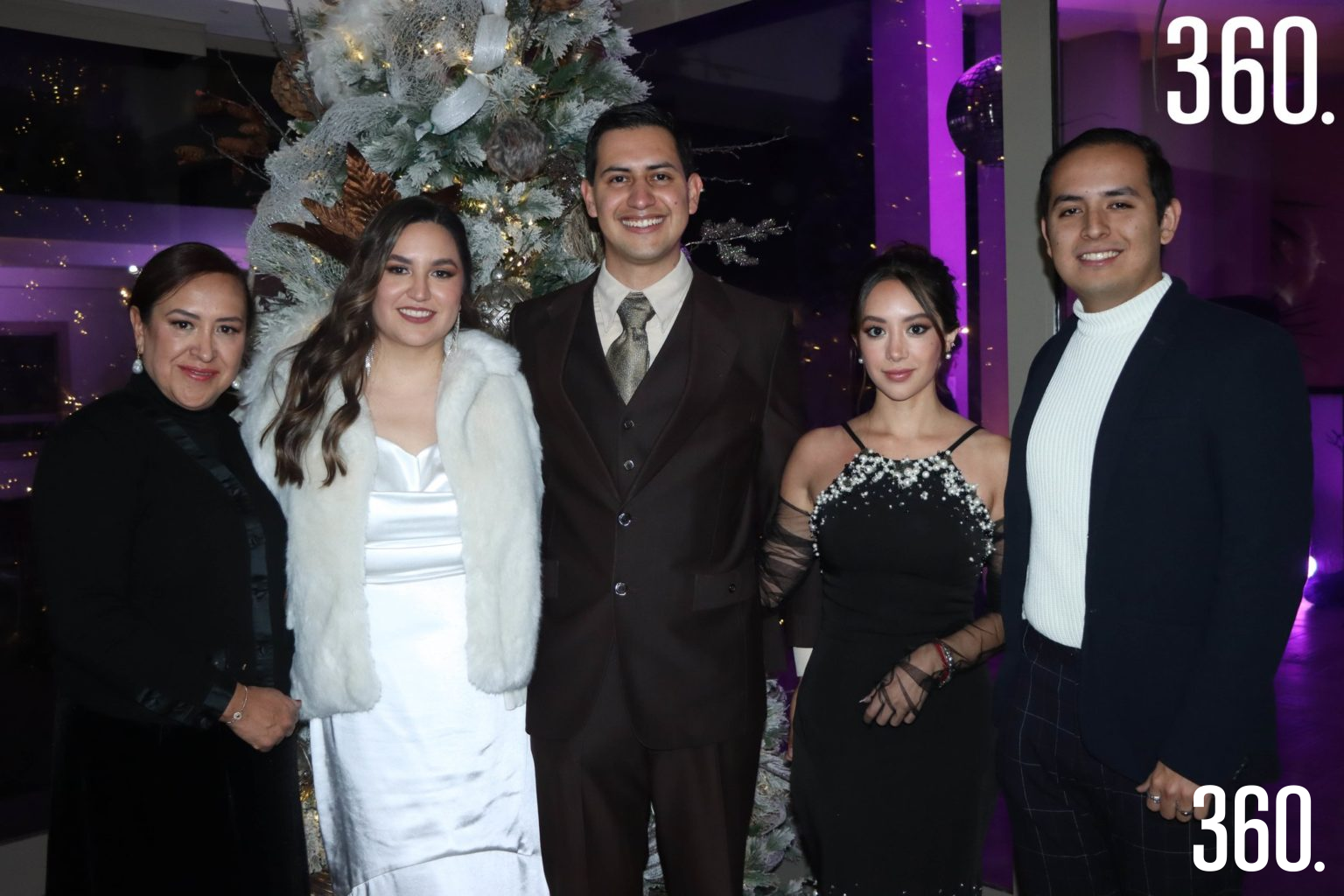 $!Los novios con Lula Sánchez, Andrea y Ernesto Ochoa.