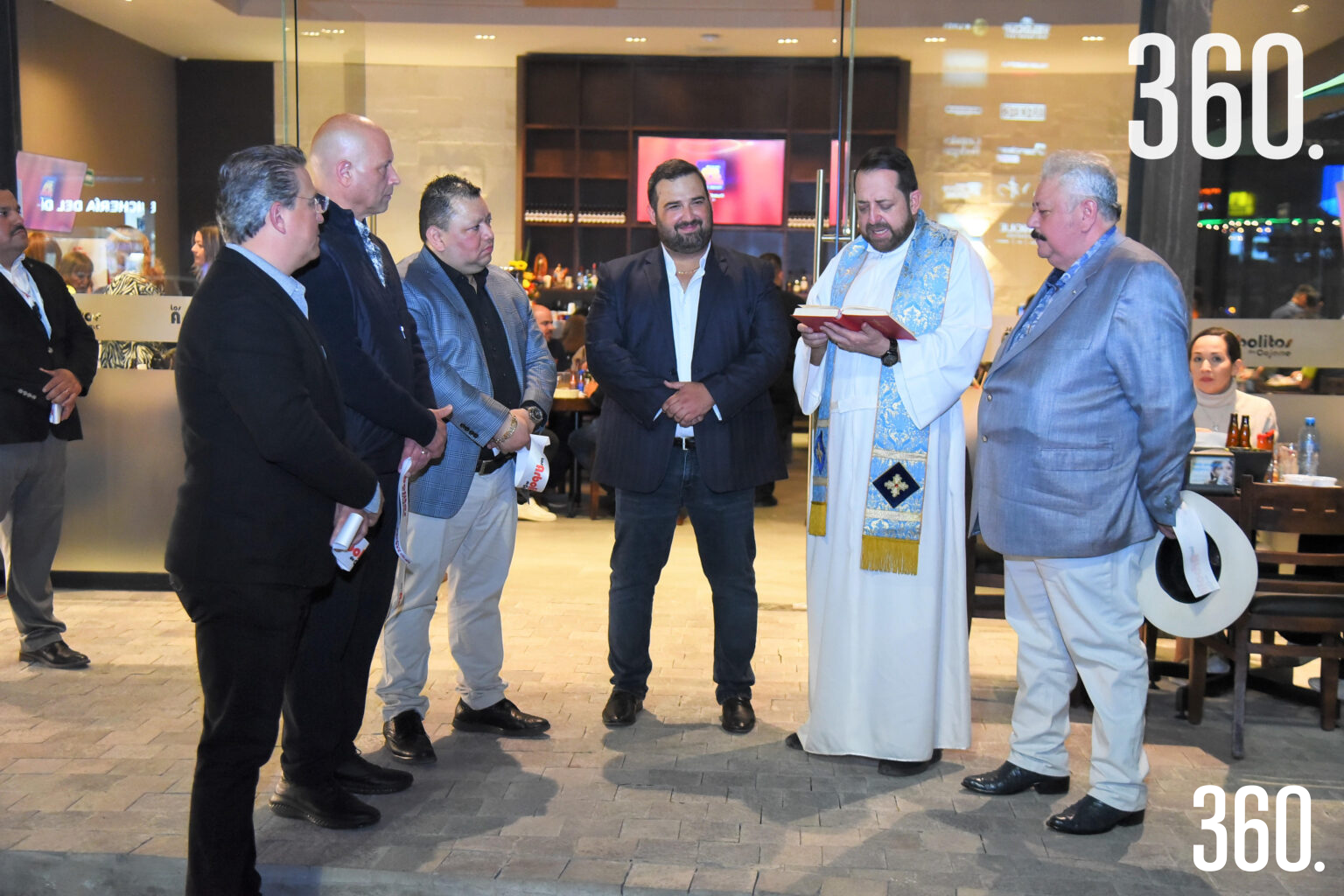 $!La bendición de “Los Arbolitos de Cajeme” estuvo a cargo del padre Chuy Pedro.