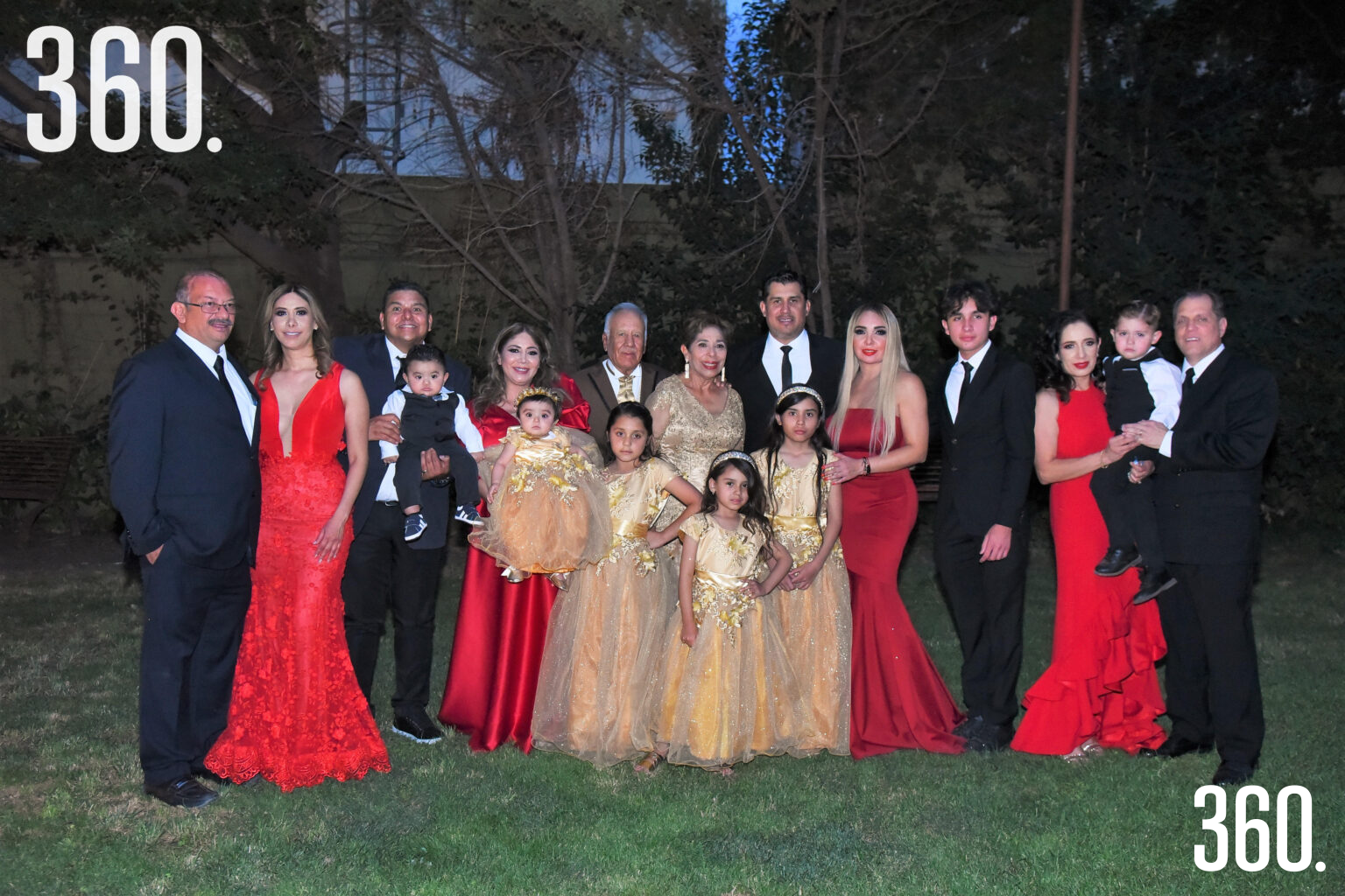 $!María Esther y Agustín acompañados de toda su familia.