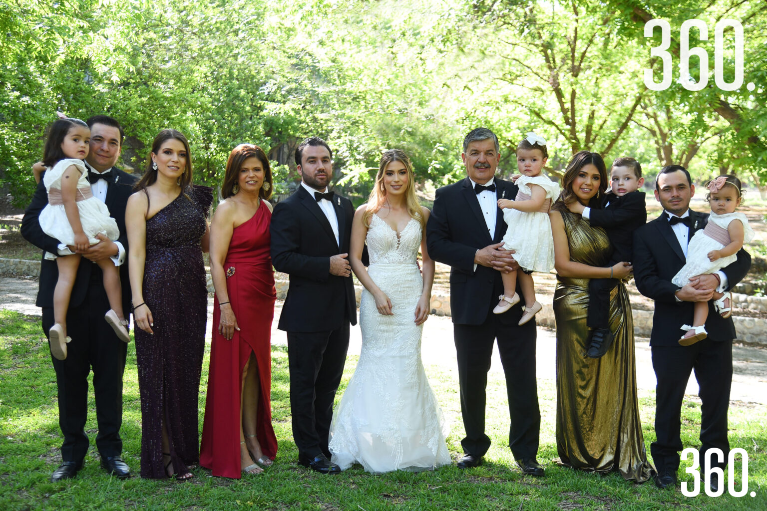 $!Con la familia de la novia.