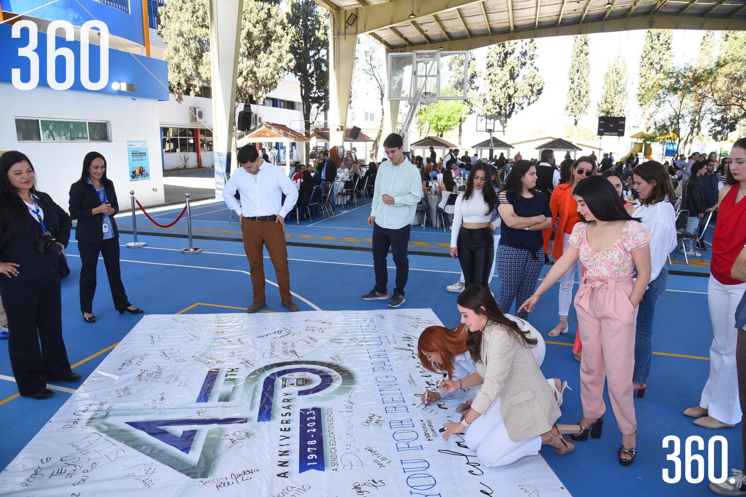 $!Ex alumnos firmando pancarta.