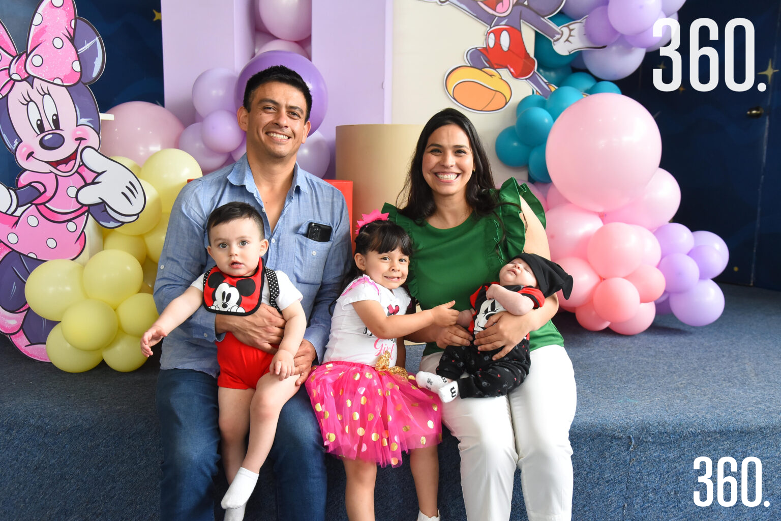 $!Los cumpleañeros con sus papás, Daniel Chávez y Ana Karen Prado, y su hermanito Diego Arturo.