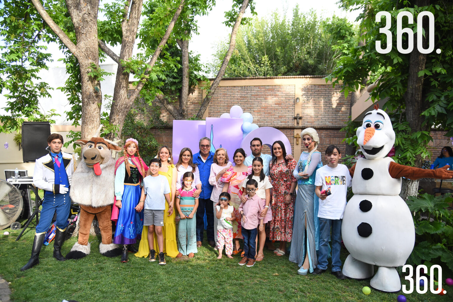 $!Roberta con su familia y los personajes de Frozen.