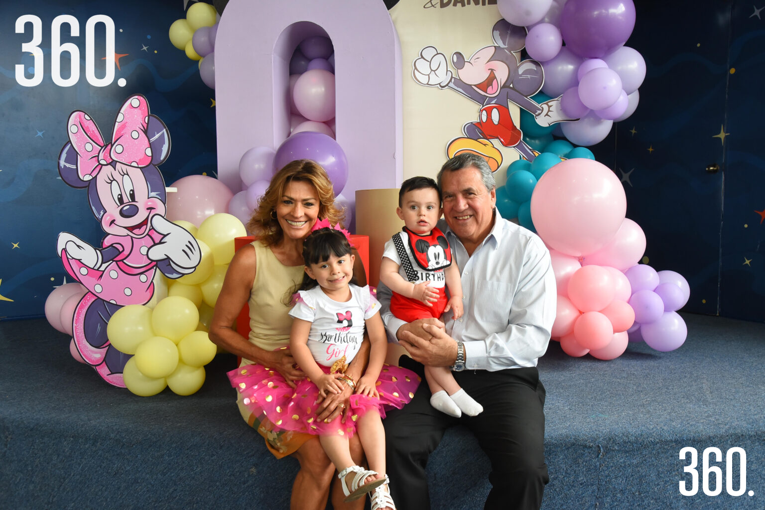 $!Los festejados con sus abuelitos maternos Olivia Flores de Prado y Armando Prado.