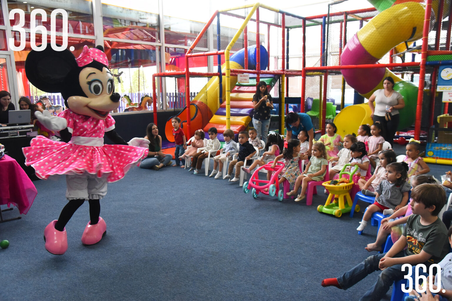 $!Se divirtieron con un show de Mickey Mouse y Minnie.