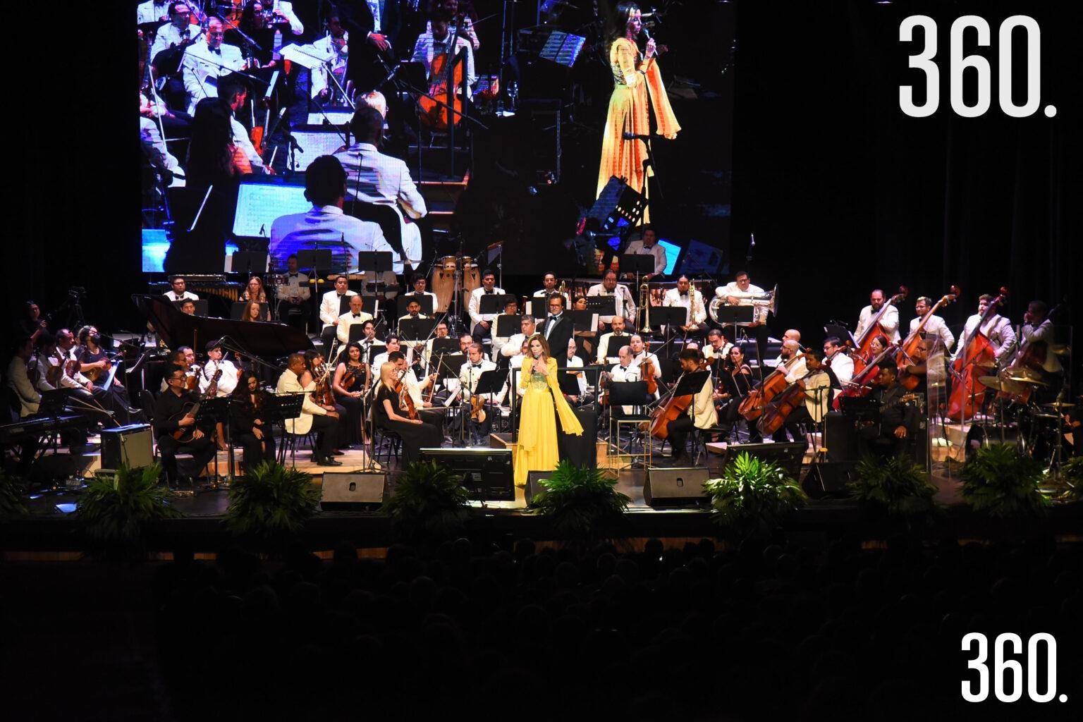 $!Guadalupe Pineda con la Orquesta Filarmónica del Desierto.