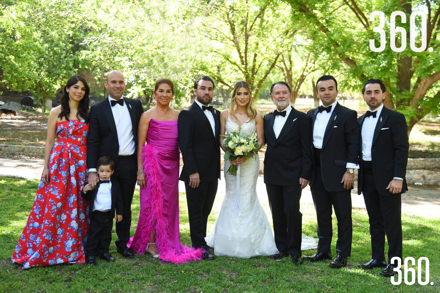 $!Los novios con la familia de Samuel.