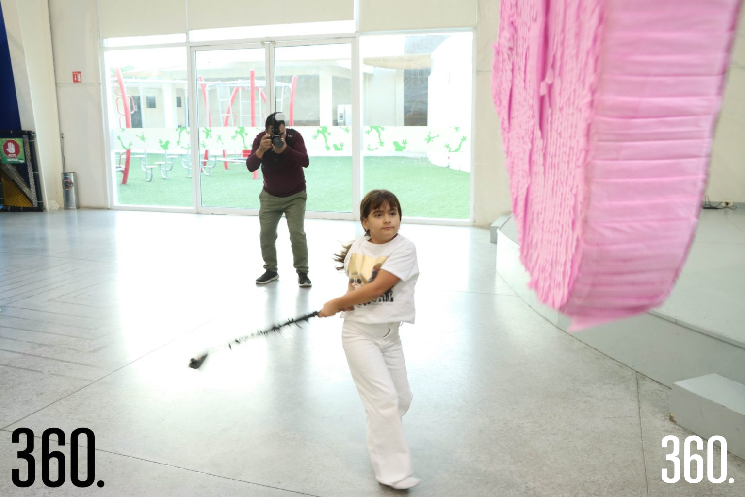 $!Gali rompiendo su piñata.