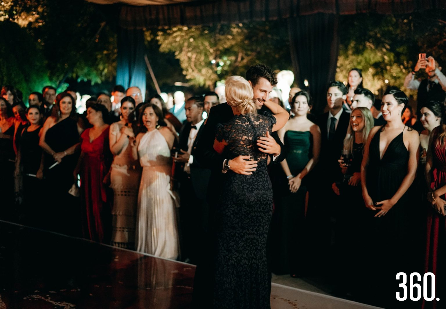 $!Jude con su mamá Barbara Davis.