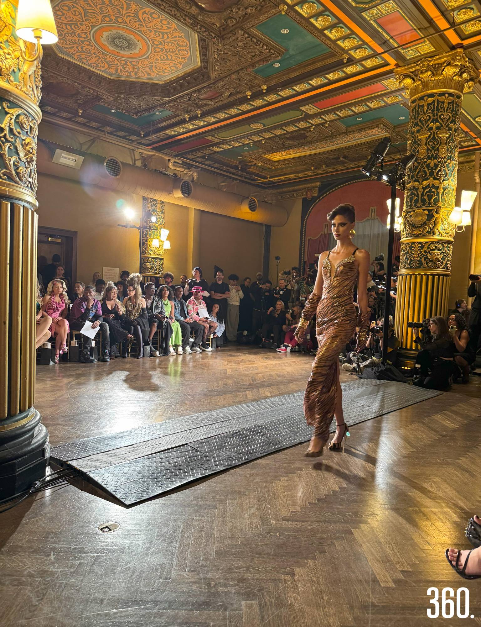 $!Escenario vibrante, donde el bajo marcó el ritmo del desfile de The Blonds.