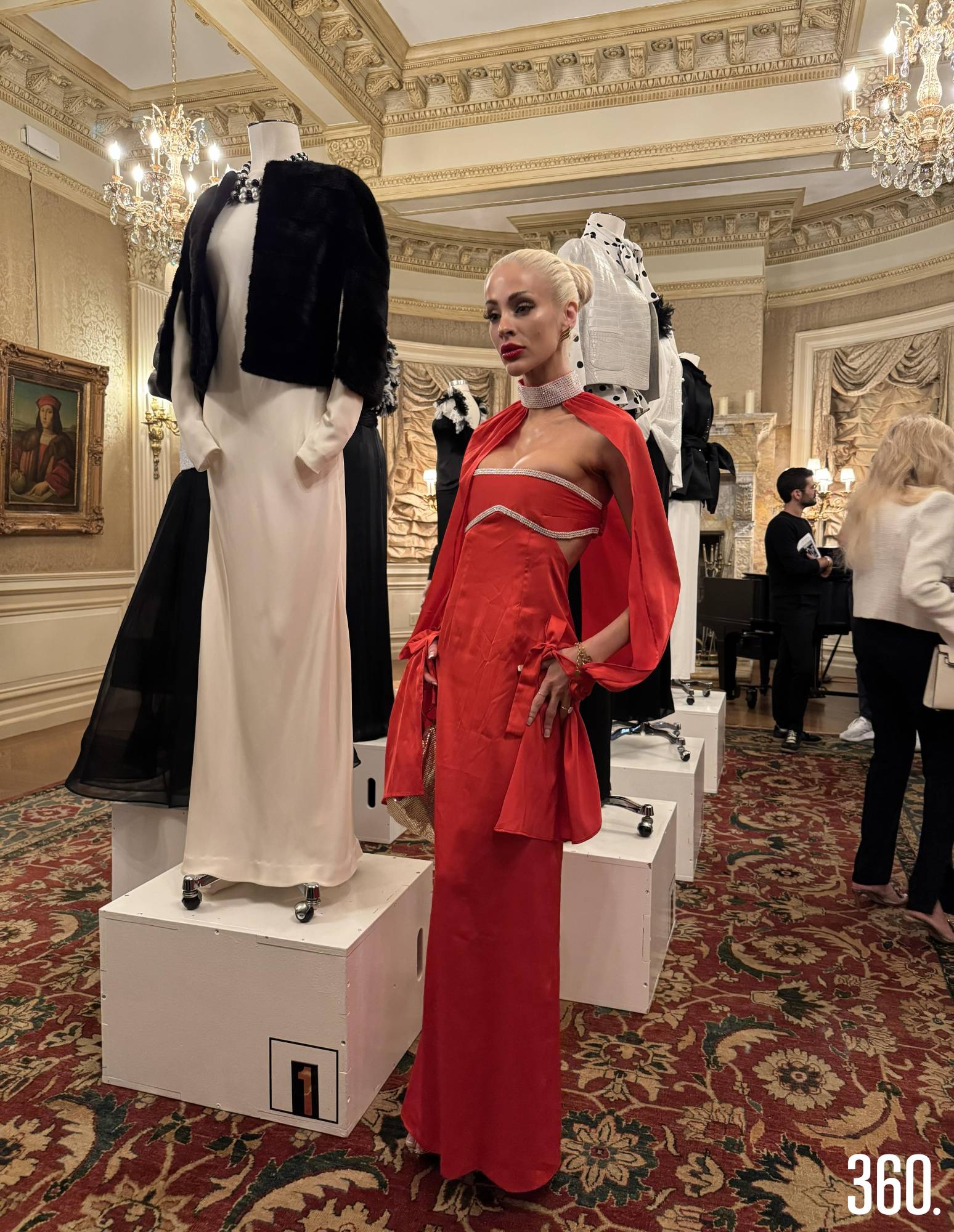 $!Las piezas en organza, tafetán y seda realzaron la figura de la mujer estadounidense, ‘poderosa, interesante y amante de la moda’.