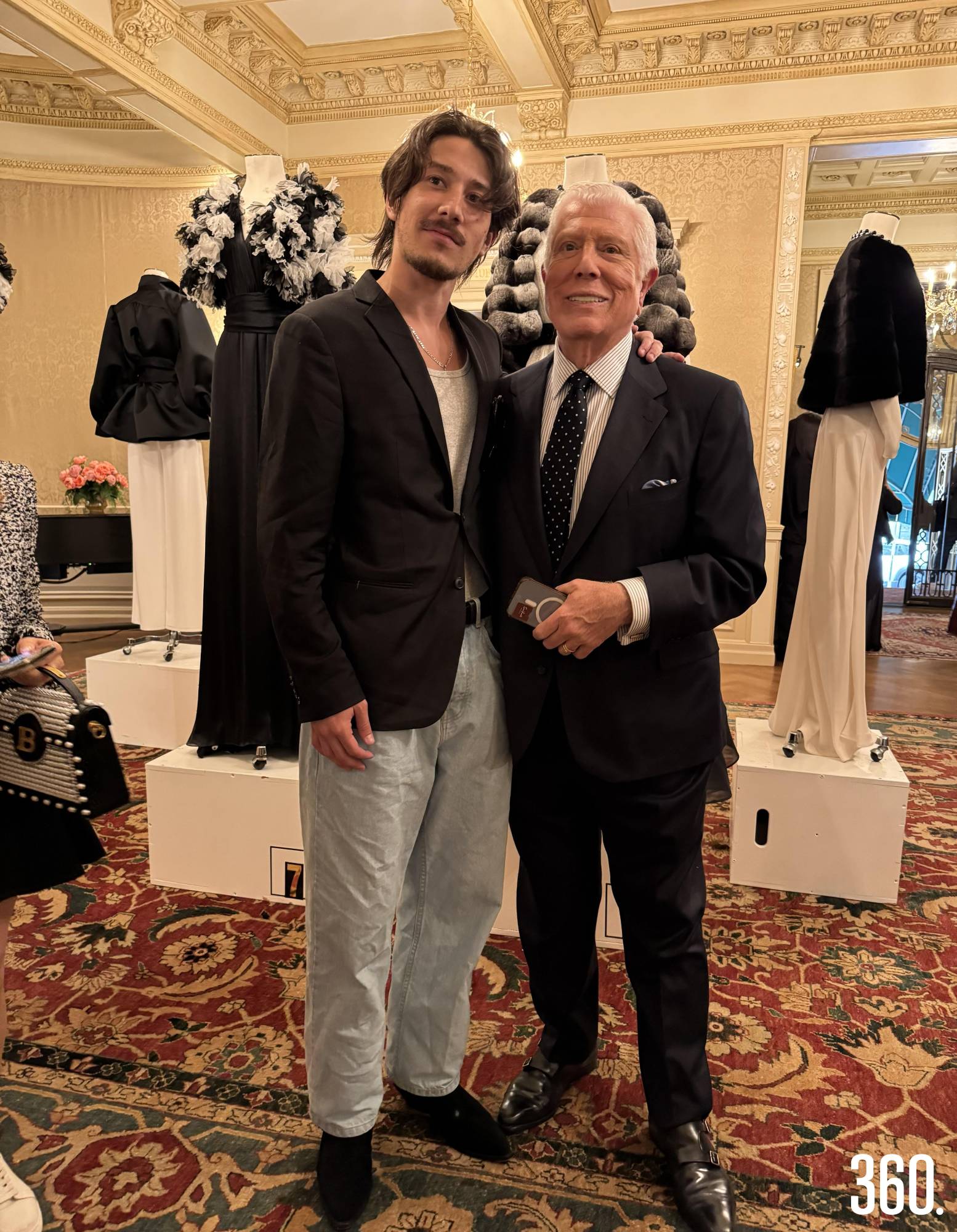$!Dennis Basso posó con las celebridades que asistieron a la presentación de su colección en Nueva York.