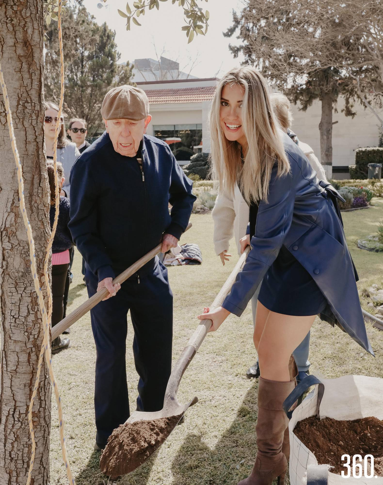 $!Todos los asistentes formaron parte de la siembra, para un gran recuerdo.