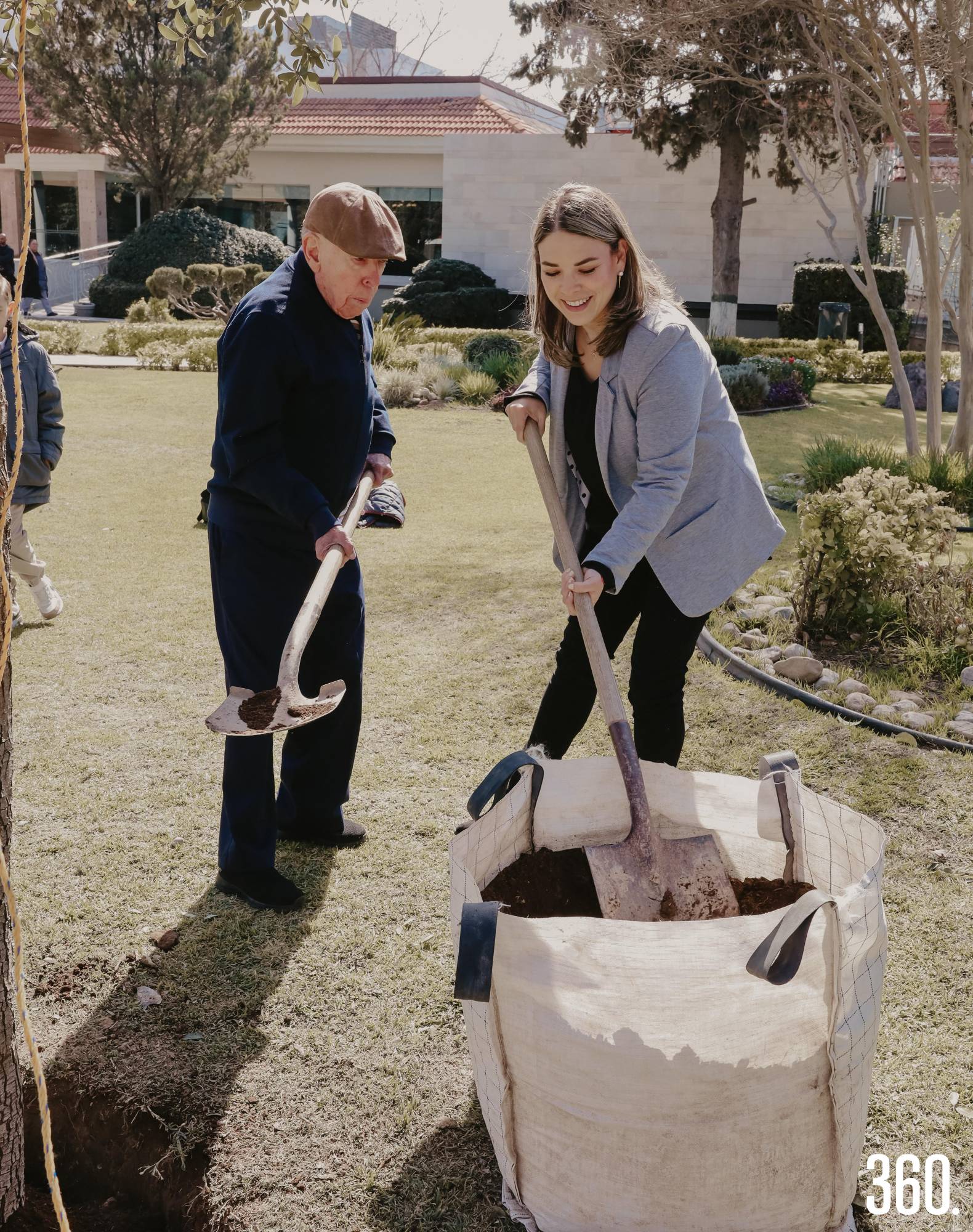 $!El festejado fue parte de la siembra en su honor.