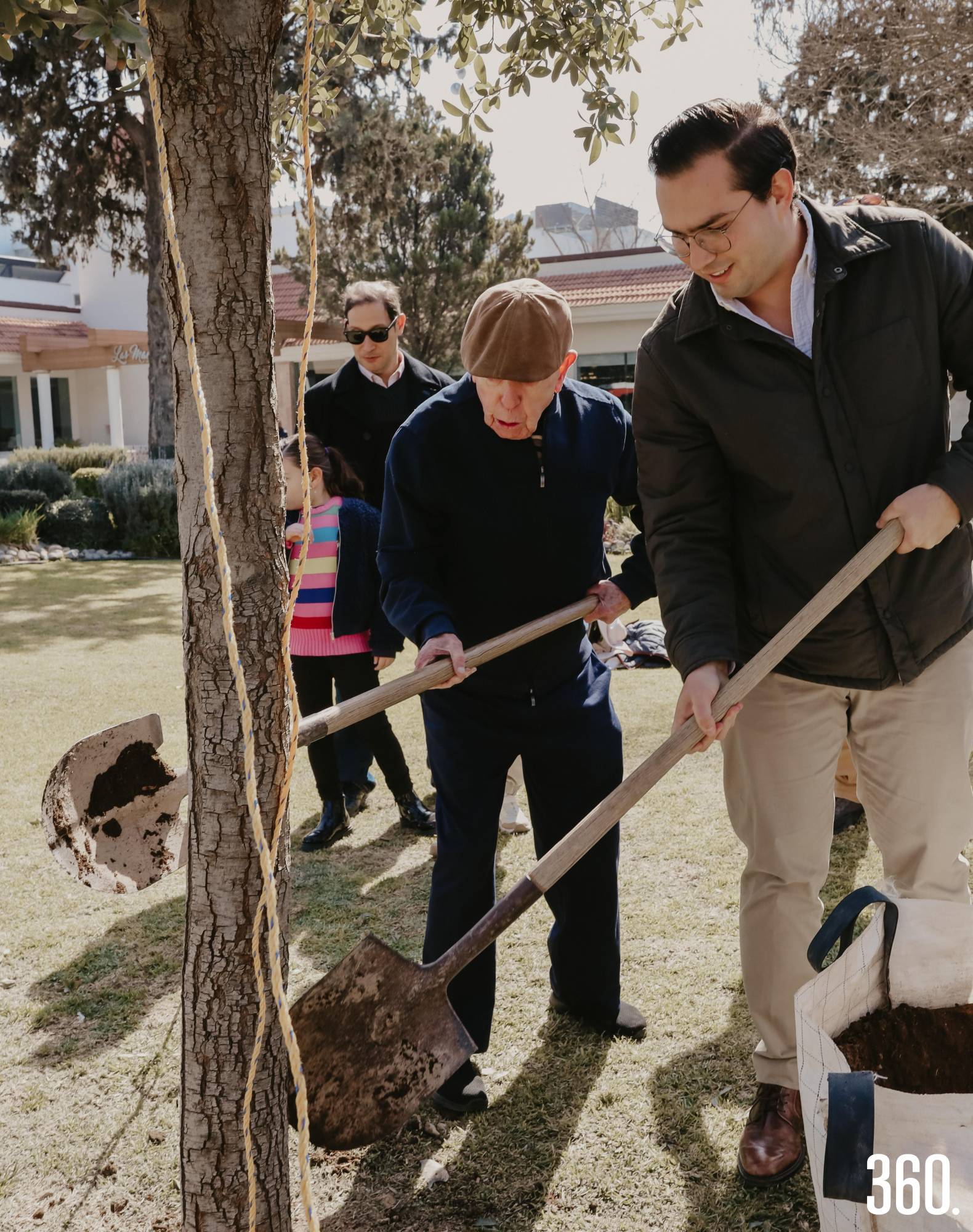 $!Nietos y bisnietos participan en la siembra del encino.